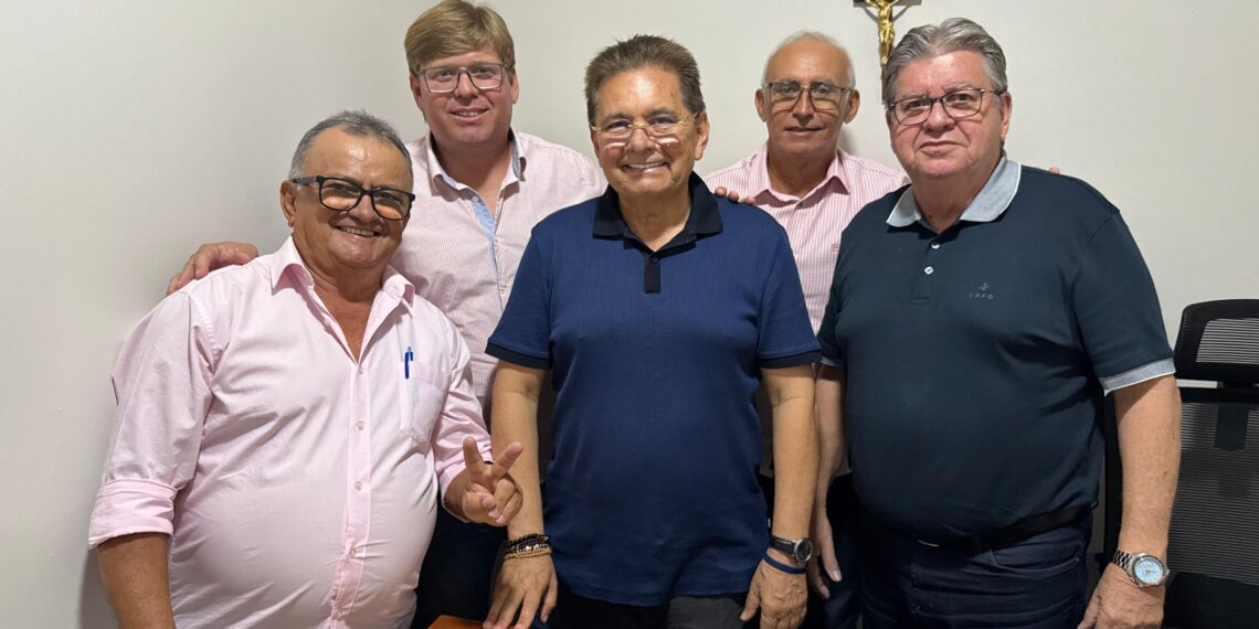 Adriano e João Azevêdo recebem prefeitos e lideranças em Pocinhos para discutir obras e ações do ODE