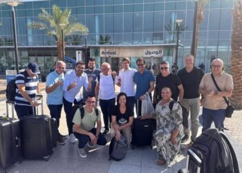 Ao lado do filho, Cícero embarca de volta ao Brasil