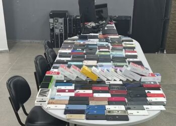 Polícia apreende suspeitos de roubo de celulares que bloqueavam sinal para evitar rastreamento de aparelhos