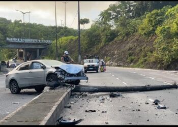 Veículo colide contra poste na Avenida Pedro II, em João Pessoa