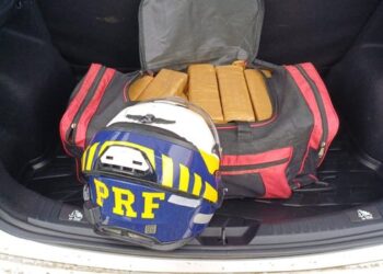 Suspeitos detidos após fuga com carro roubado e carregado de droga na BR-104; policial fica ferido