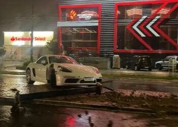 Carro de R$ 1 milhão é abandonado após acidente em avenida de João Pessoa