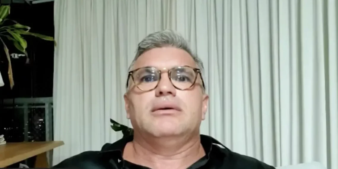 Julian Lemos põe em xeque a versão oficial sobre a ‘facada’ em Bolsonaro: “pode ter sido um arranhão”