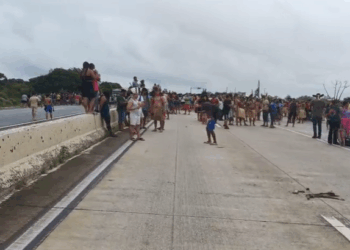 Protesto de indígenas interdita trecho nos dois sentidos da BR-101 e complica trânsito entre João Pessoa e Natal