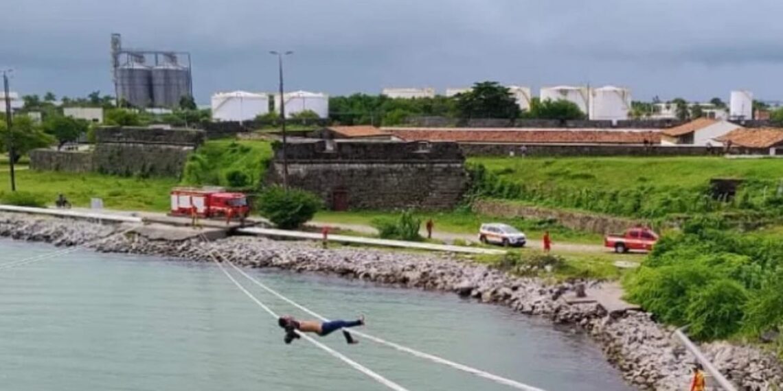 Corpo de Bombeiros resgata jovem que tentou escalar navio no Porto de Cabedelo