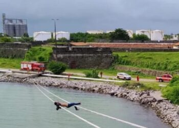 Corpo de Bombeiros resgata jovem que tentou escalar navio no Porto de Cabedelo