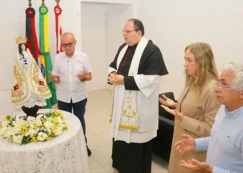 Prefeito e primeira-dama recebem imagem de Nossa Senhora das Neves no Centro Administrativo Municipal