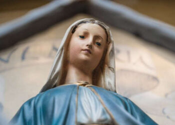 Exame confirma: Virgem que ‘chorava sangue’ na Itália é uma farsa