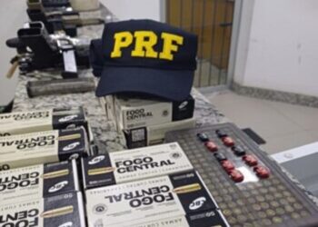 PRF apreende arsenal e detém suspeito por homicídio tentado e comércio ilegal de armas, no Litoral Sul do Estado