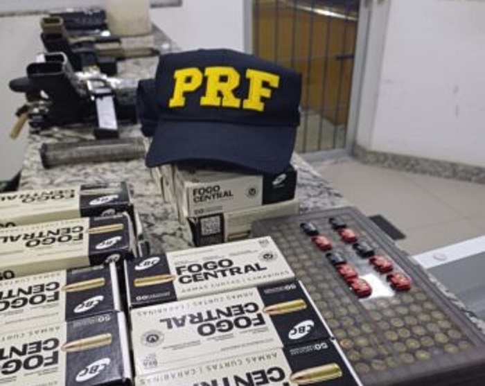 PRF apreende arsenal e detém suspeito por homicídio tentado e comércio ilegal de armas, no Litoral Sul do Estado