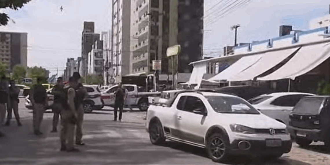 Carro é crivado de balas e três pessoas ficam feridas, em Cabedelo