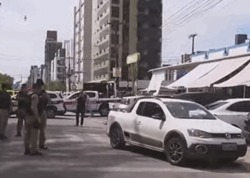 Carro é crivado de balas e três pessoas ficam feridas, em Cabedelo