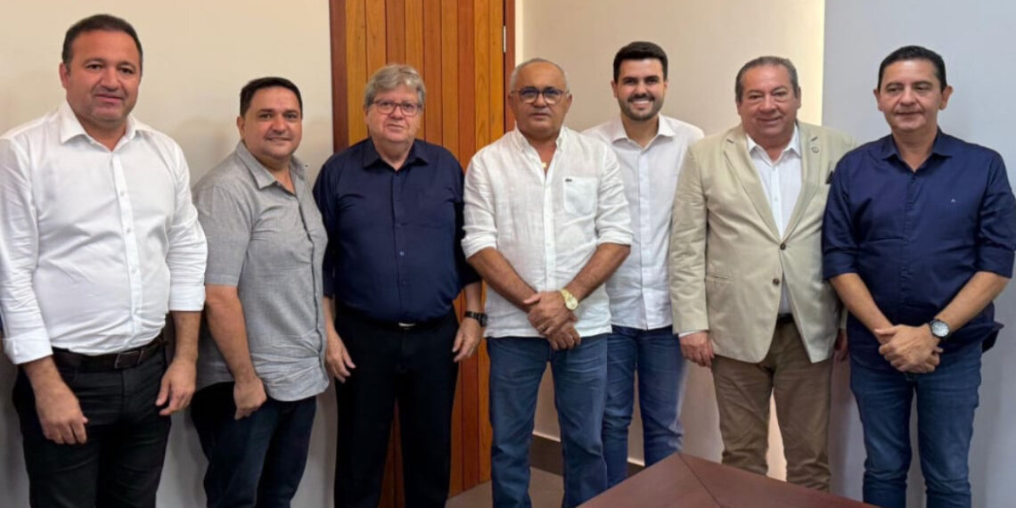 Prefeito de Pedras de Fogo é mais um a abandonar oposição e aderir ao grupo de João Azevêdo