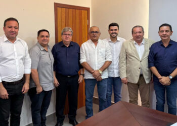 Prefeito de Pedras de Fogo é mais um a abandonar oposição e aderir ao grupo de João Azevêdo