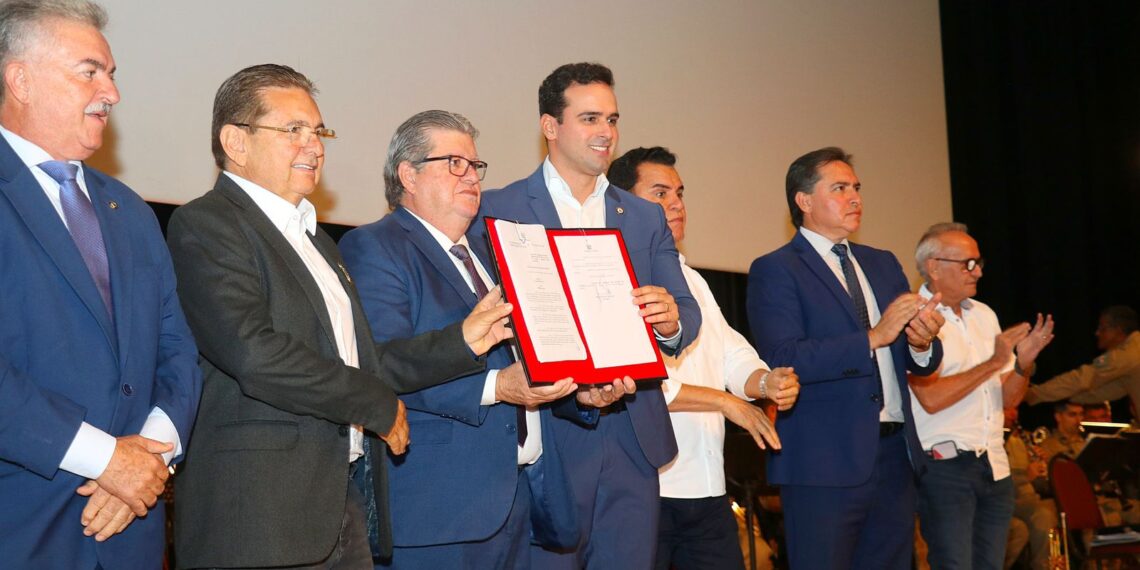 Durante sanção da nova Lei de Organização da PM, prefeito destaca segurança entre pilares do crescimento de João Pessoa