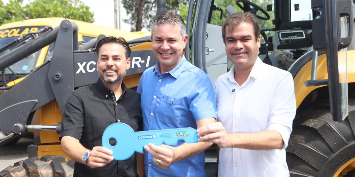 Cabedelo recebe retroescavadeira de Mersinho Lucena para avanços em infraestrutura