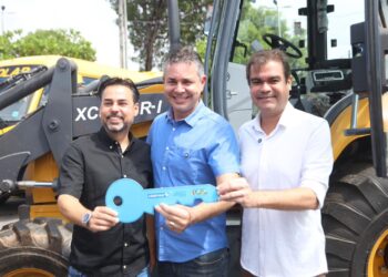 Cabedelo recebe retroescavadeira de Mersinho Lucena para avanços em infraestrutura