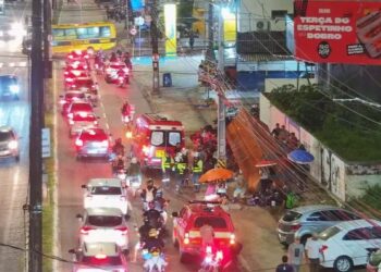 Colisão entre motos deixa cinco feridos e destrói parada de ônibus, em João Pessoa