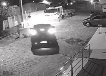 Câmera mostra momento que veículo passa por cima de criança, no bairro do Rangel