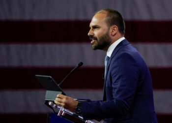 Eduardo Bolsonaro sabota comitiva de parlamentares brasileiros nos EUA