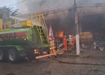 Incêndio destrói supermercado e ameaça desabamento da estrutura em Pedras de Fogo