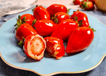 Morango do amor: Psicóloga alerta para o consumo excessivo que vai muito além do açúcar