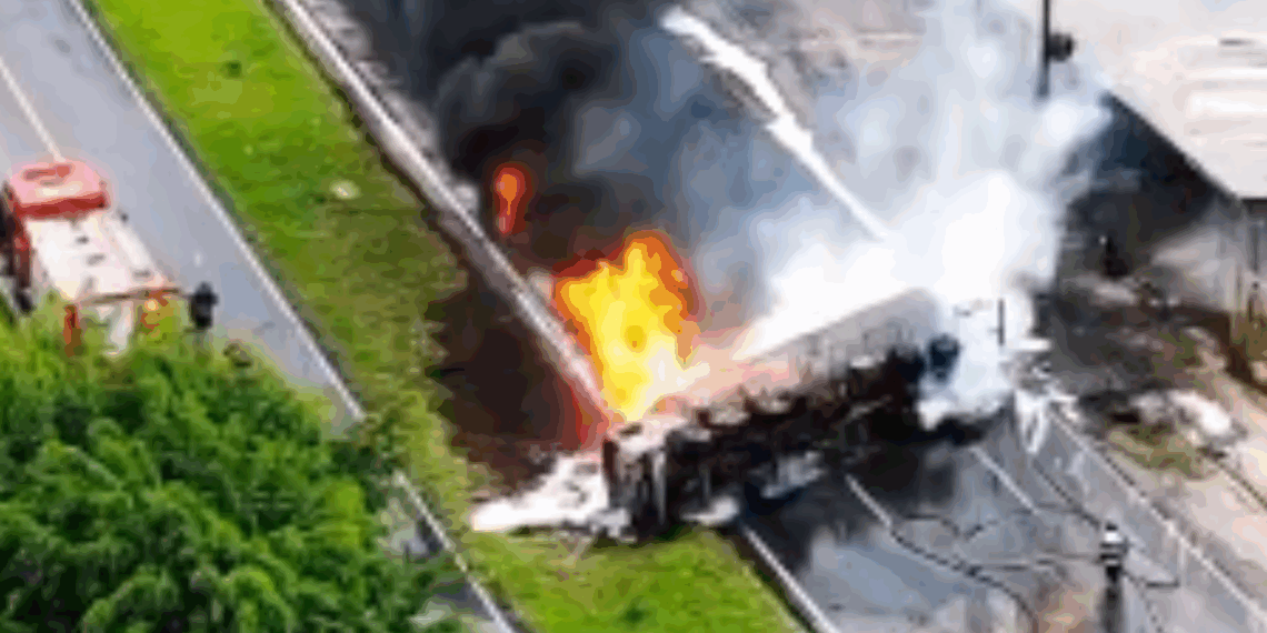 Caminhão-tanque tomba, pega fogo e interdita trecho da BR-101 no sentido para João Pessoa