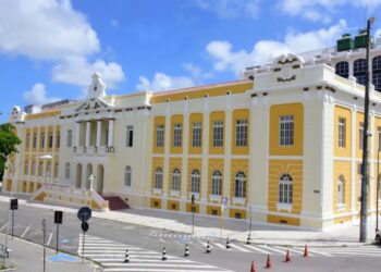 Bandidos roubam viatura do TJPB durante assalto a policiais