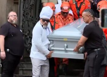 Francisco Gil, Otávio Muller e Carlinhos Brown carregam caixão de Preta Gil para cortejo