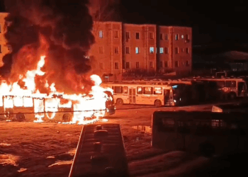 Incêndio atinge dois ônibus na garagem da São Jorge, em João Pessoa