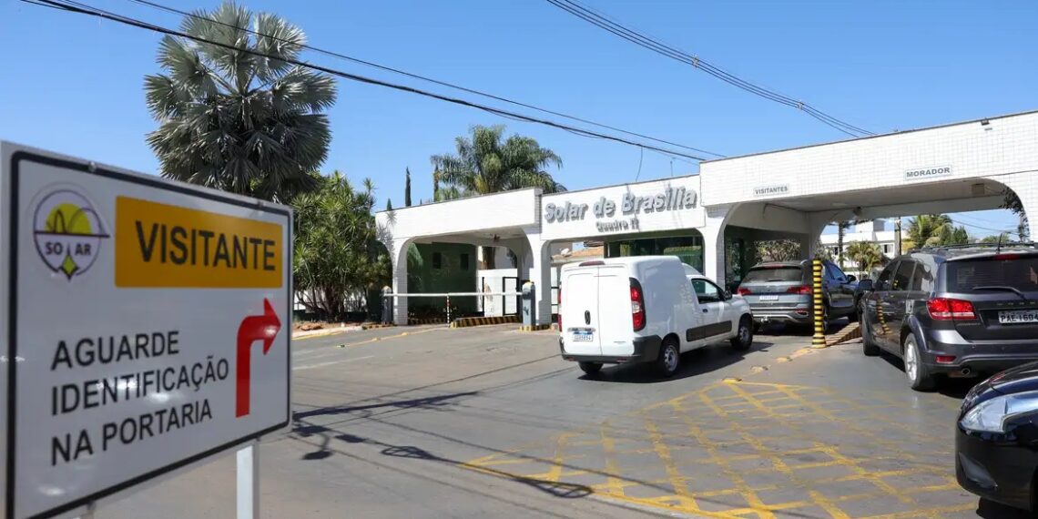 Moraes manda vistoriar carros e área externa da casa de Bolsonaro