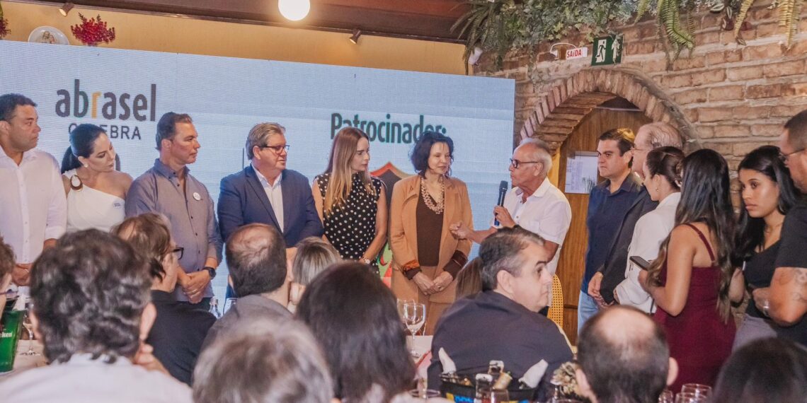 Cícero Lucena destaca parceria com a Abrasel em solenidade pelos 30 anos de atuação na Paraíba