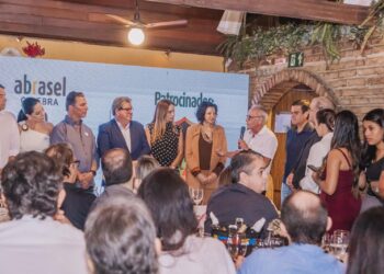 Cícero Lucena destaca parceria com a Abrasel em solenidade pelos 30 anos de atuação na Paraíba