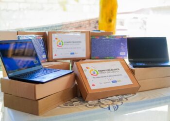 Primeira-dama Janja entrega em Pernambuco computadores recondicionados por jovens paraibanos