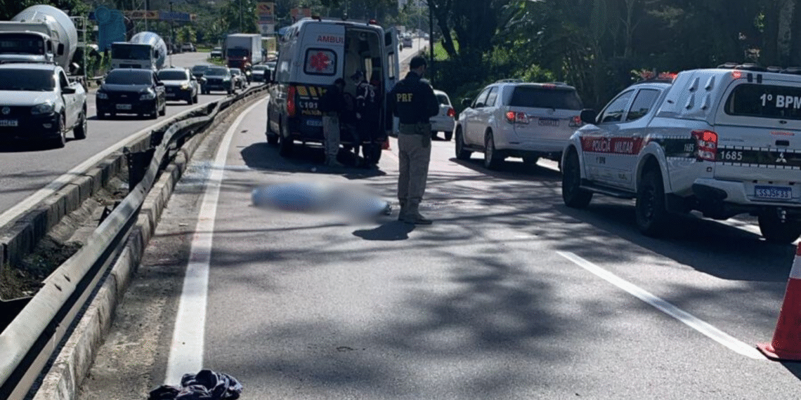 Motociclista morre e pedestre fica gravemente ferido depois de atropelamento na BR-230
