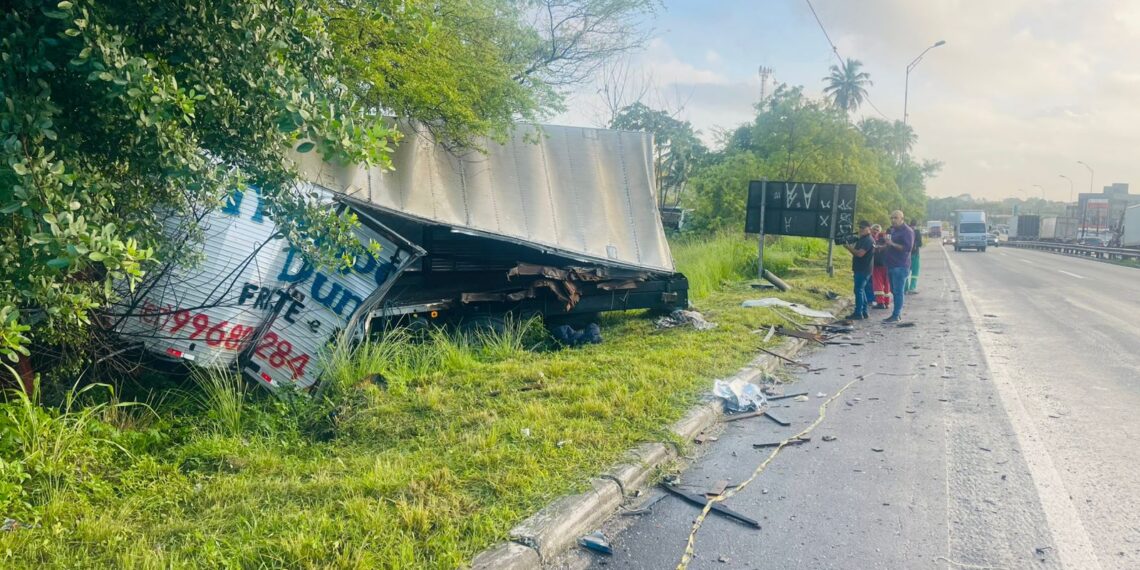 Motorista é arremessado de caminhão e morre atropelado por ônibus após colisão na