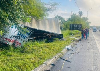 Motorista é arremessado de caminhão e morre atropelado por ônibus após colisão na