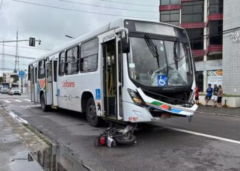 Motociclista por aplicativo e passageira morrem após colidir com ônibus no Centro de João Pessoa