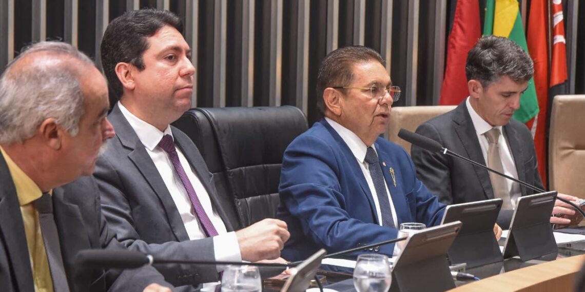 Polícia Federal prende dupla investigada por traficar drogas em aviões para a Paraíba