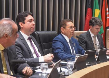 Polícia Federal prende dupla investigada por traficar drogas em aviões para a Paraíba