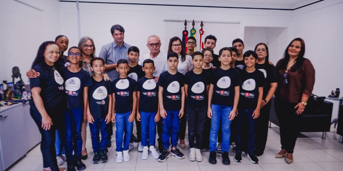 Cícero Lucena recebe aluno da Rede Municipal de Ensino selecionado para o Balé Bolshoi na Rússia