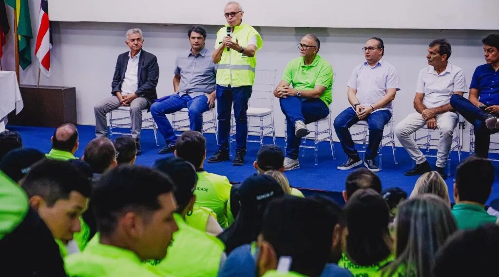 Cícero Lucena dá posse a 48 concursados, assina termo da sede da Semob-JP e anuncia nova convocação de aprovados