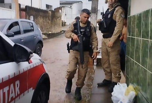 Homem agride companheira grávida e foge após se esconder na casa da mãe, em João Pessoa