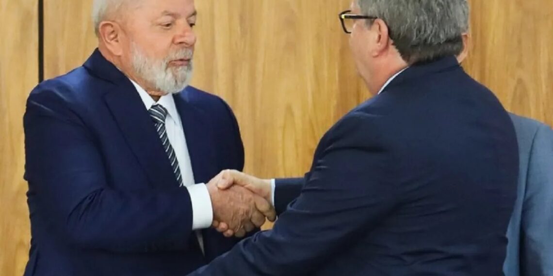 Lula pressiona: João Azevêdo deve ficar no governo até o fim para evitar “risco Aguinaldo”