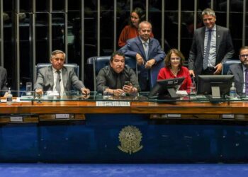 Oposição ocupa mesas da Câmara e do Senado em protesto contra prisão de Bolsonaro