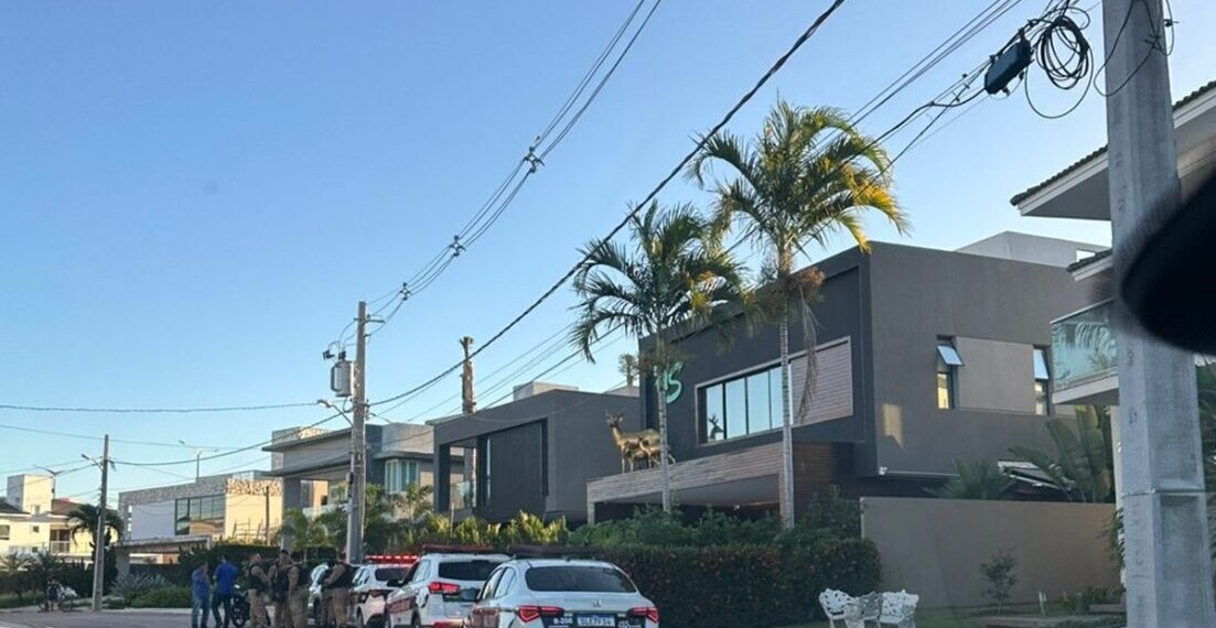 Polícia cumpre mandado de busca e apreensão na casa do influenciador Hytalo Santos