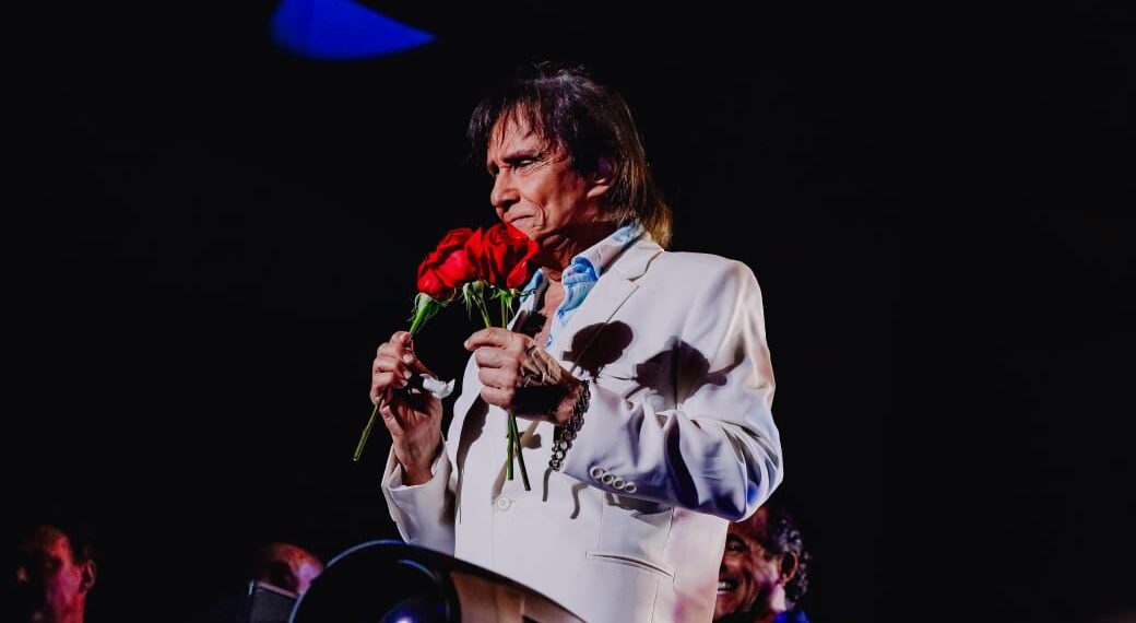 Cícero Lucena celebra noite histórica com multidão em show de Roberto Carlos, coroando momento especial para João Pessoa