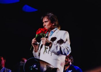 Cícero Lucena celebra noite histórica com multidão em show de Roberto Carlos, coroando momento especial para João Pessoa