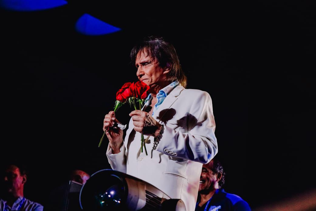 Cícero Lucena celebra noite histórica com multidão em show de Roberto Carlos, coroando momento especial para João Pessoa