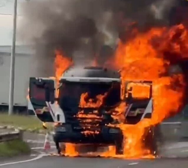 Caminhão pega fogo e interdita acesso a Tibiri II, em Santa Rita